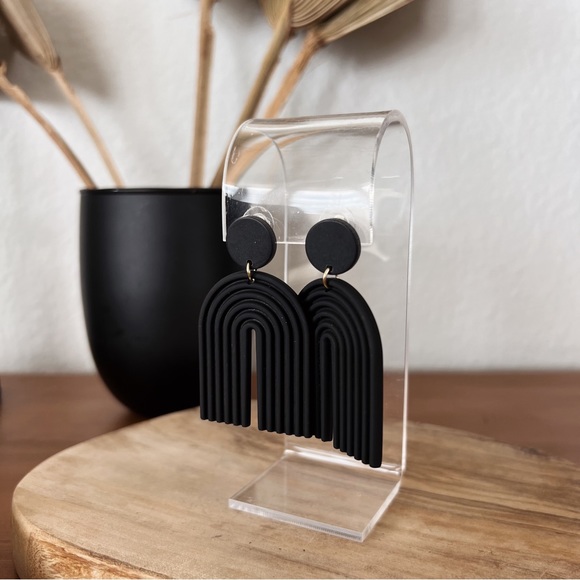 SOLD OUT ❌ MATTE BLACK GEOMETRIC DROP EARRINGS - Picture 2 of 4